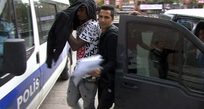 Constant yüzünü gizlemeye çalıştı