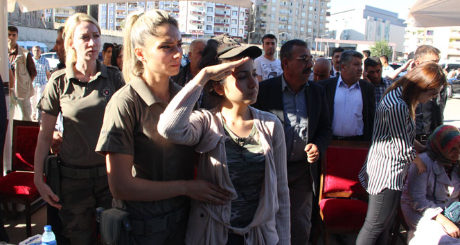 Şehidin nişanlısından asker selamlı uğurlama