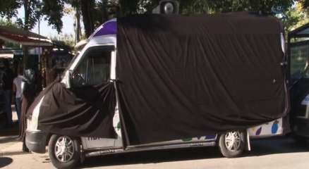 HDP seçim minibüslerini siyah bezle kapattı