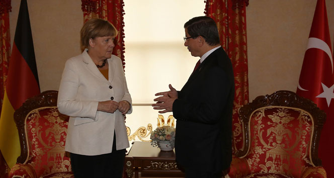 Davutoğlu-Merkel görüşmesi başladı