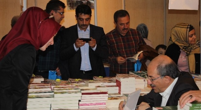 AK Parti Kayseri Milletvekili Tekden Hayranlar le Kitap Fuarnda Bulutu