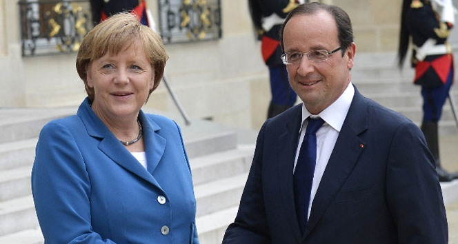 Elysee Saraynda Merkel ile Hollande grmesi