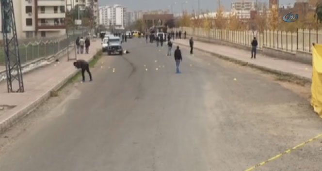 Diyarbakırda polis aracına saldırı: 3 polis yaralı 1 terörist ölü