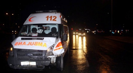 Ambulansa servis minibüsü çarptı 5 yaralı