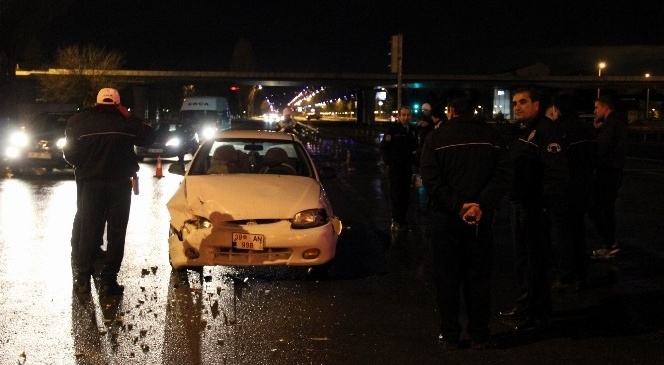 Krmz Ikta Durmayan Otomobil Polis Aracna arpt: 1 Yaral