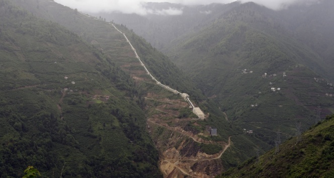 Teröristler hidroelektrik santralinin borularını patlattı