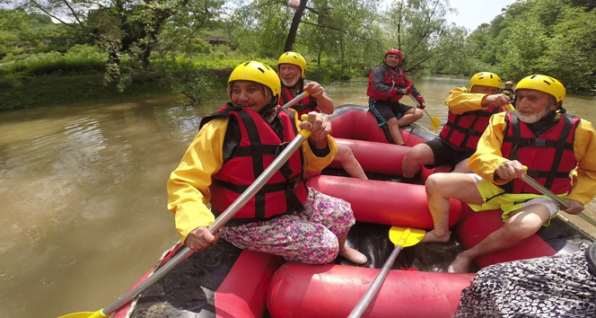 80lik adrenalin tutkunlarının rafting macerası