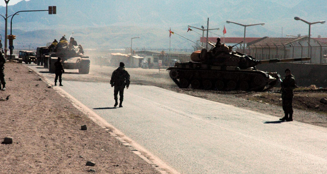 Diyarbakırda askeri araca bombalı saldırı!