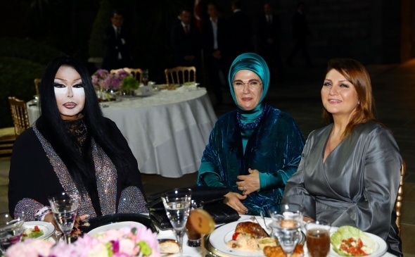 Erdoğan'dan sanatçılara ve sporculara iftar yemeği