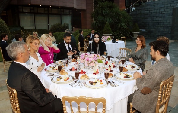 Erdoğan'dan sanatçılara ve sporculara iftar yemeği