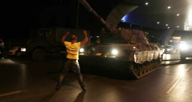 حرکت تانک ها به سمت کاخ ریاست جمهوری ترکیه + عکس
