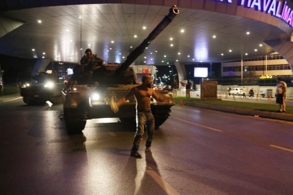 İstanbul’da vatandaşlar sokaklara döküldü