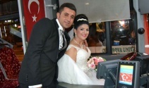 Şoför çiftin gelin arabası belediye otobüsü oldu