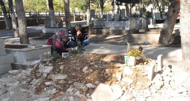 Doğmadan ölen ikizler, annesi ile aynı mezara defnedildi