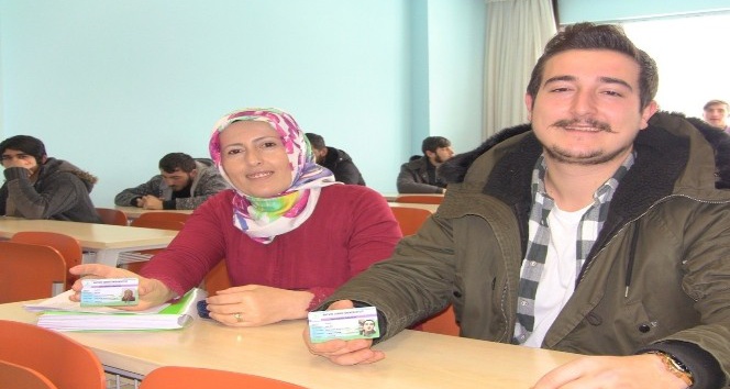 Anne ve oğlu aynı okulda okuyor