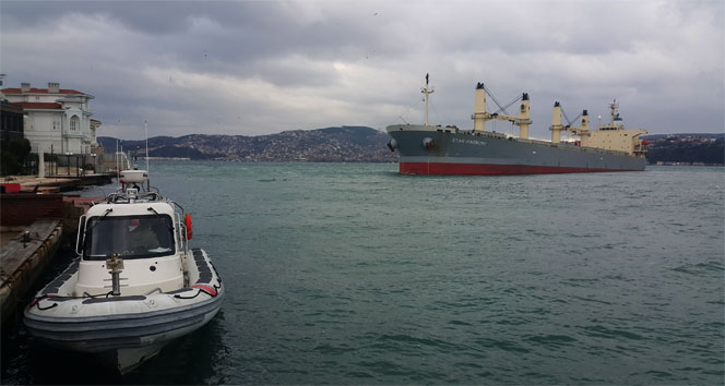 Yük gemisi Boğazda yalılara metreler kala karaya oturdu