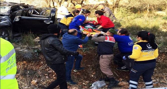 Freni patlayan otomobil şarampole uçtu: 6 yaralı