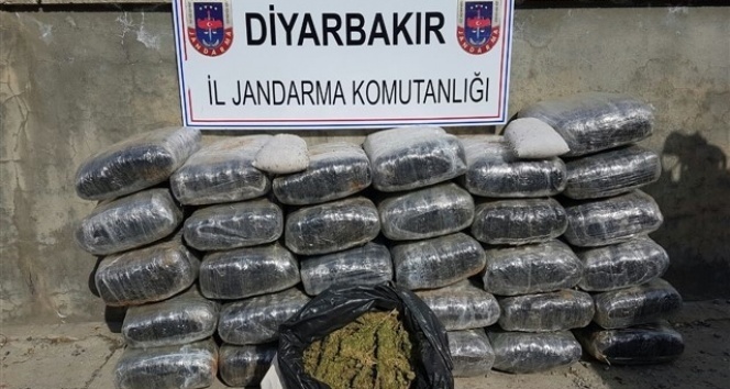 Diyarbakırda terör örgütüne darbe: Tam 574 kilogram esrar ele geçirildi