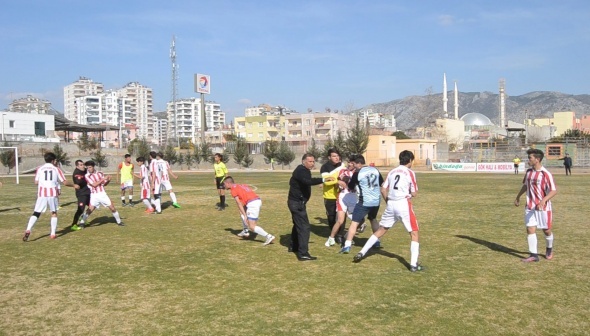 Amatör maçta futbolcular tekme tokat kavga etti