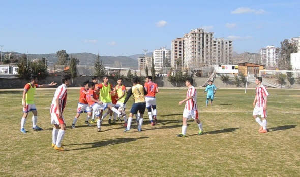 Amatör maçta futbolcular tekme tokat kavga etti