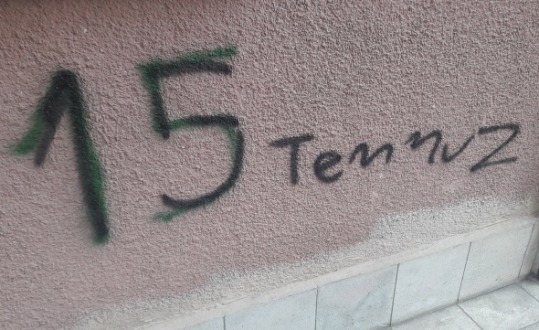 Kabus oldu: Camları kırıyor, yazılar yazıyor