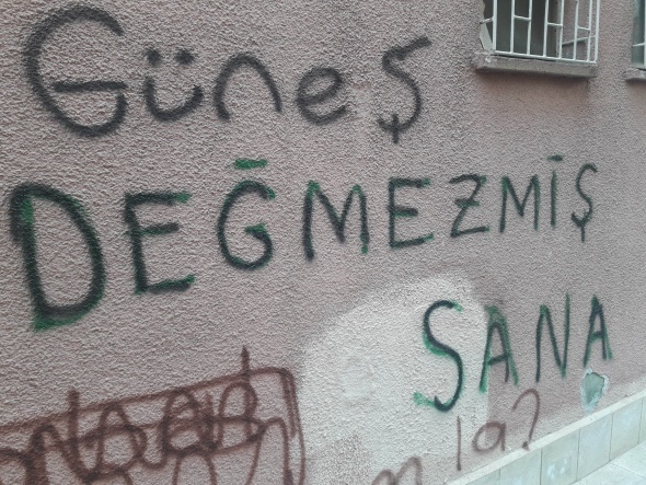 Kabus oldu: Camları kırıyor, yazılar yazıyor