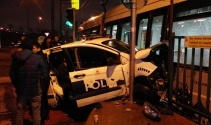 Zeytinburnunda tramvay ile polis aracı çarpıştı