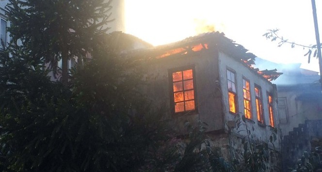 Eski milletvekilinin baba evinde yangın çıktı