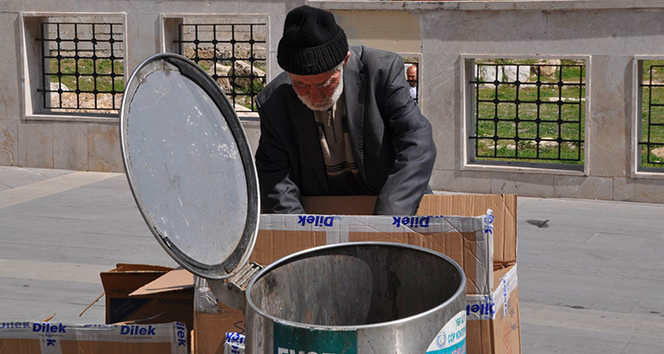 Bu insanın eli öpülür!