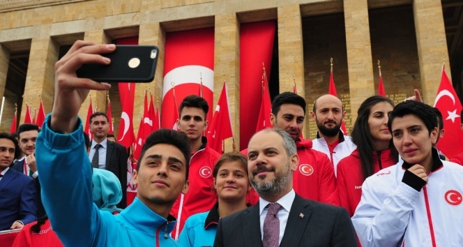 Gençler Atanın huzurunda
