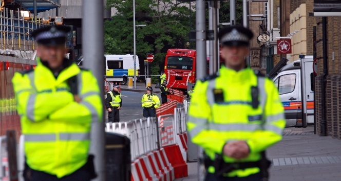 Camiden çıkanlara kamyonlu saldırı: 1 ölü, 10 yaralı