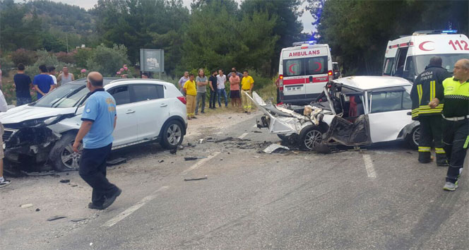 Milasta 3 otomobil birbirine girdi; 4 yaralı