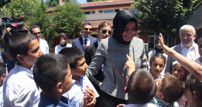 Bakan Kaya ile küçük çocuk arasında renkli diyalog