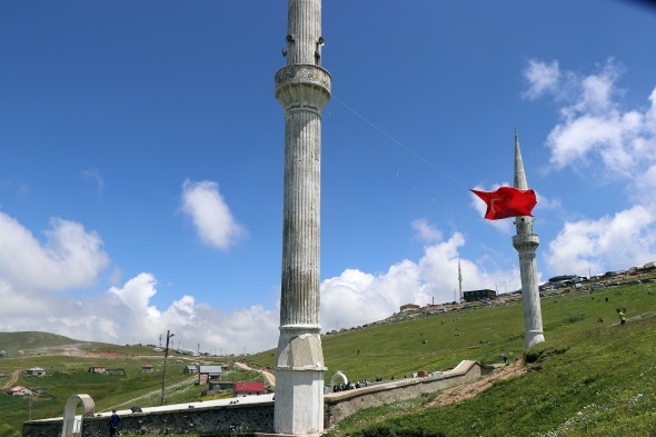 Bu caminin ne kubbesi ne çatısı var