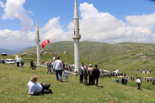 Bu caminin ne kubbesi ne çatısı var