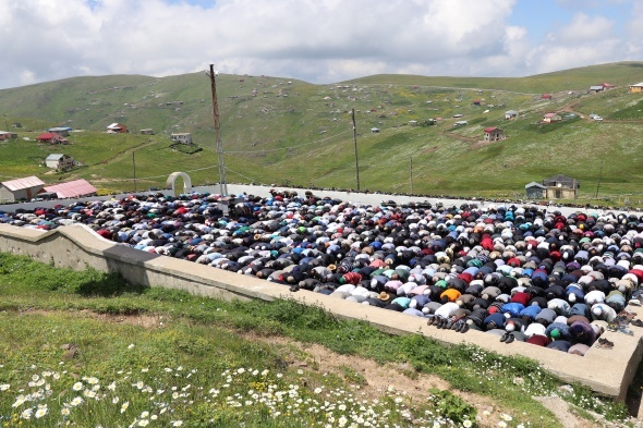 Bu caminin ne kubbesi ne çatısı var