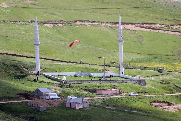 Bu caminin ne kubbesi ne çatısı var