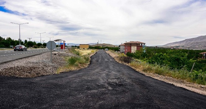Büyükşehir Belediyesi Kale ilçesine bağlı 4 mahallede sıcak asfalt serimi yaptı