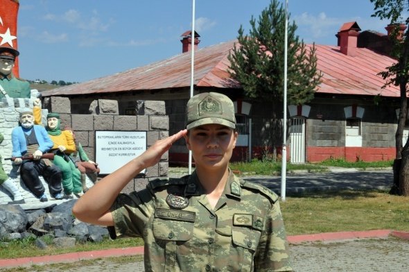 Sınırı bekleyen kadın askerler