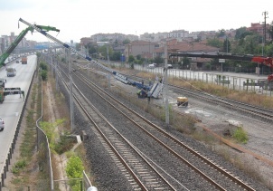 Sondaj makinesi tren yoluna devrildi, tüm seferler durdu