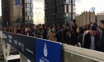 Yenibosna metrobüs durağında insan seli