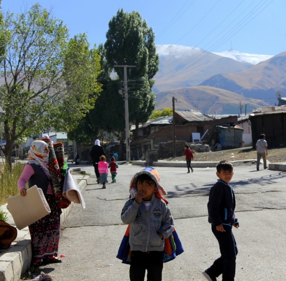 Erzurum’da yüksek kesimlere kar yağdı, hava buz kesti