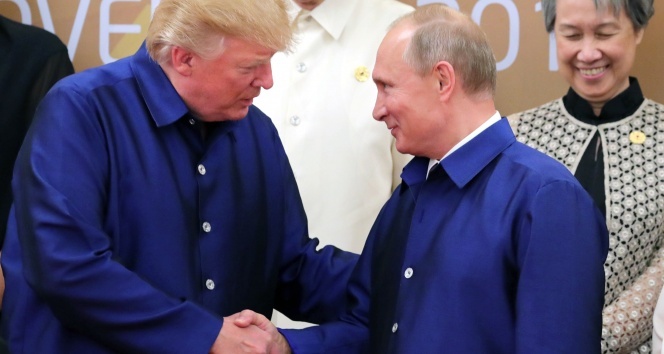 Trump ve Putin Vietnamda tokalaştı