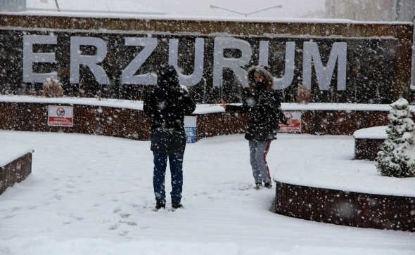 Erzurum’da kent merkezi beyaza bürüdü