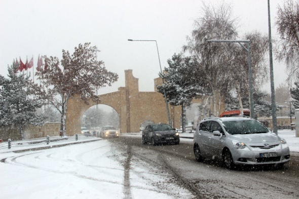 Erzurum’da kent merkezi beyaza bürüdü