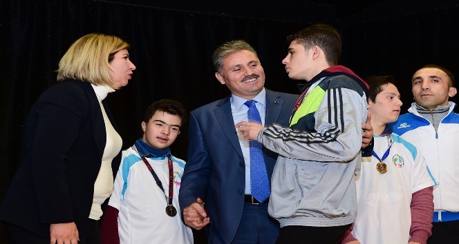 Belediye Başkanı Çakır başarılı sporcuları ödüllendirdi