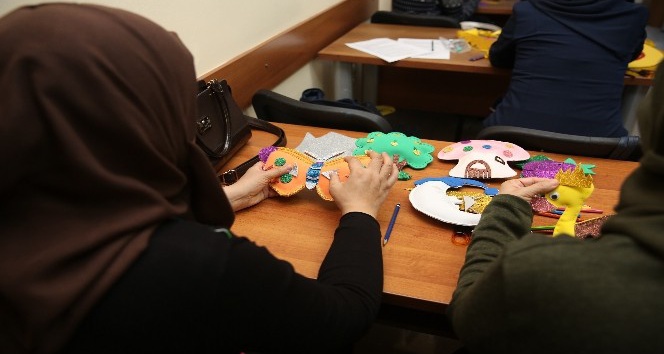 Kadınlara çocuk bakımı kursu