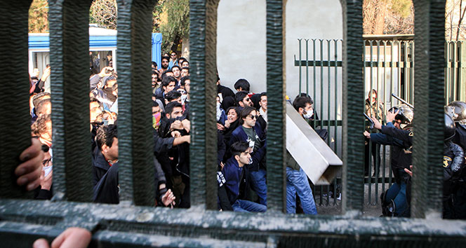 İrandaki protestolarda ölü sayısı 12ye yükseldi!