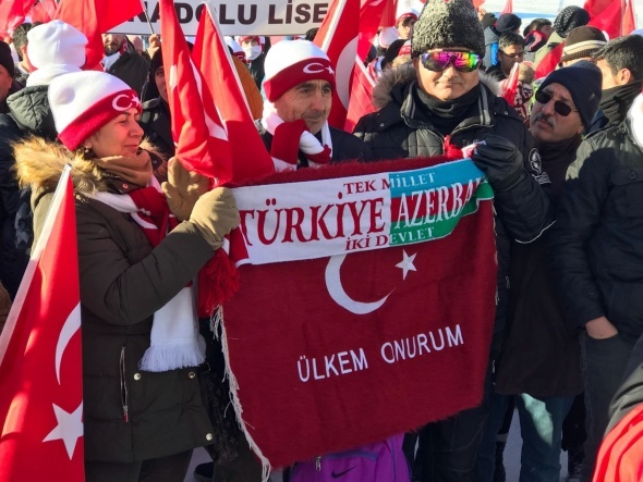 Türkiye şehitleri için yürüdü