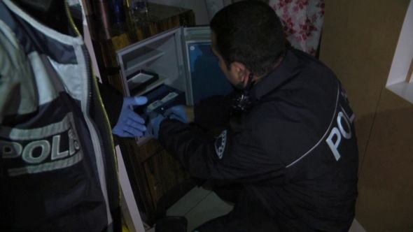 Bu nasıl ev! Polis bile şaştı kaldı... Dolap sandılar, içinden kadın çıktı!